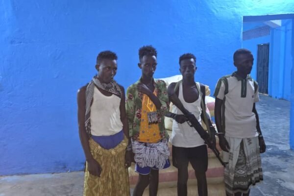 Muqdisho: Booliska oo xiray kooxo hubeysan oo daroogo ka ganacsanaayay