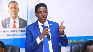 Soomaaliya: Wasiirka Amniga Gudaha oo kala hadlay bulshada gobolka Gedo hirgeelinta doorasho qof iyo cod ah