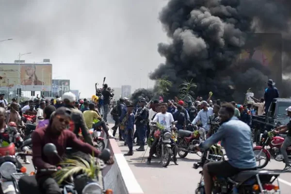 Shacab careysan oo galay Safaradaha reer Galbeedka ee Kinshasa