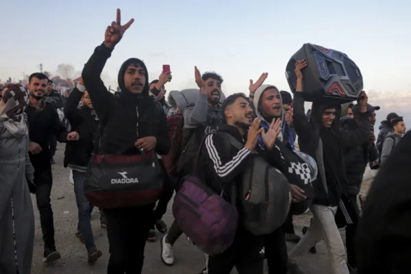 Kumanaan Falastiiniyiin ah oo bilaabay iney ku laabtaan Woqoyiga Gaza