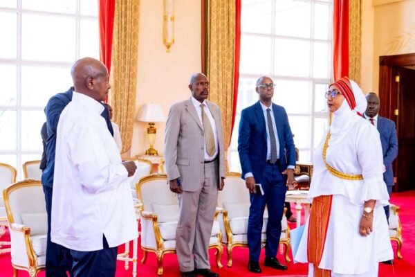Madaxweynaha Uganda oo warqadaha aqoonsiga ka guddoomay danjiraha Soomaaliya