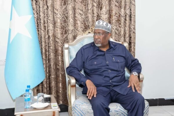 SHEEKH AADAN MADOOBE OO LA SHIRAY GANACSATADA SUUQA BAKAARAHA