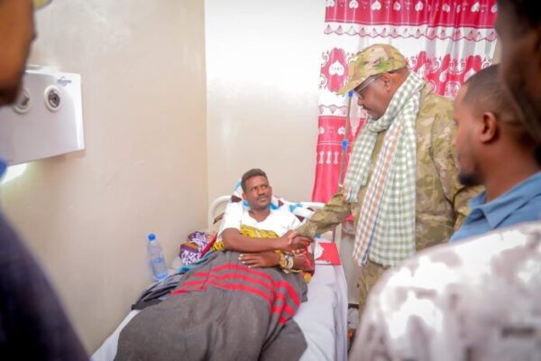 Deni oo booqday oo Isbitaalka Boosaaso ku Askar dagaalka Daacish ku dhaawacmay