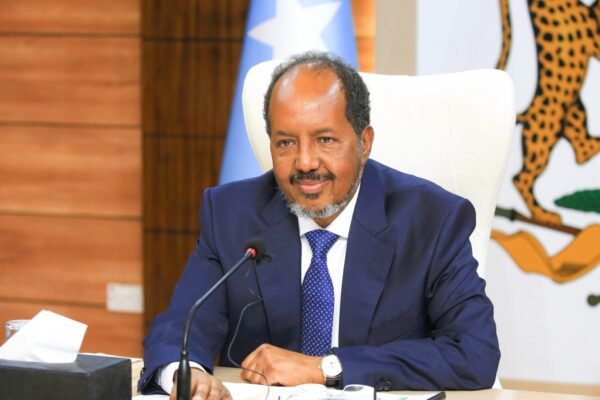 Madaxweyne Xasan Shiikh oo saxiixay xeerka shaqaalaha dalka