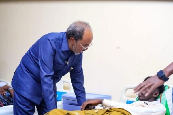 Madaxweyne Xassan Sheekh oo dhaawacyada macawisleyda iyo xooga dalka Isbitaalada Muqdisho ku booqday