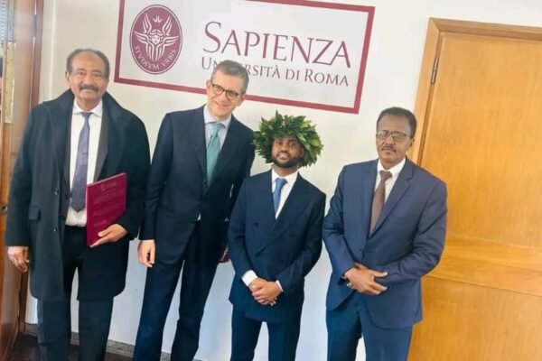 Mas’uuliyiin ka tiran safaaradda Soomaaliya ee Roma oo ka qeybgalay xaflad ay ku qalin jabiyeen arday wax ku baratay dalka Talyaaniga