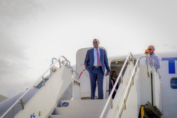 Madaxweynaha Xiriirka Kubadda Cagta Jabuuti oo Muqdisho si Weyn loogu soo Dhaweeyay+SAWIRRO