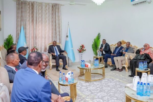 Wasiirro ka Tirsan Xukuumadda Federaalka Soomaaliya oo Gaaray Magaalada Laascaanood, Iyagoo Hordhac u ah Safarka Ra’iisul Wasaaraha