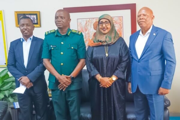 Danjiraha Soomaaliya ee Uganda oo la kulantay agaasimaha hay’adda socdaalka dalkaas