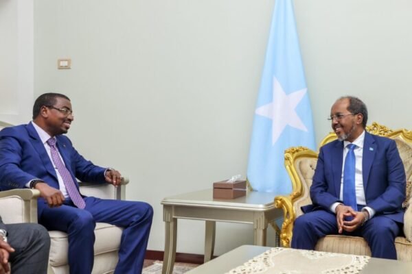 Madaxweynaha Soomaaliya oo Madaxtooyada ku Qaabilay Guddoomiyaha Xiriirka Kubadda Cagta Jabuuti