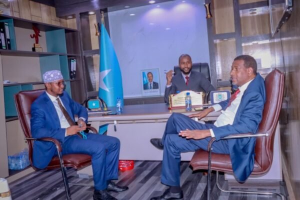 Wasiir ku-xigeenka Caafimaadka Federaalka oo la kulmay Wasiirka Caafimaadka ee SSC-Khaatumo, kana wada hadlay xoojinta adeegyada caafimaadka