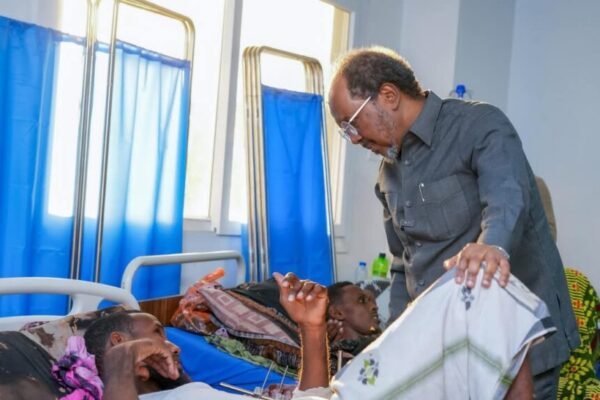 Madaxweyne Xasan Sheekh oo Booqday Isbitaalka Demartino si uu Ugu Kuurgalo Xaaladda Dhaawacyada Geesiyaasha Macawiisleyda