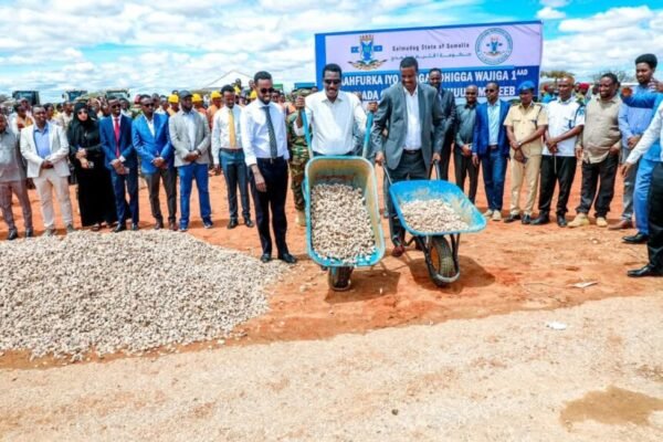 Madaxweynaha Galmudug oo Dhagax dhigay dib u dhiska Waddada laamiga ah ee isku xirta Guriceel iyo Dhuusamareeb