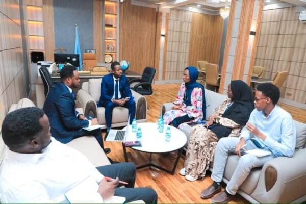 Wasiirka Shaqada iyo Arrimaha Bulshada oo la kulmay Wafdi ka socda Hay’adda Socdaalka Adduunka (IOM)