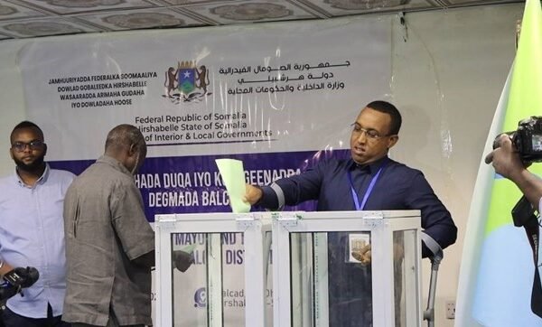 Degmada Balcad oo lagu qabtay doorashada Guddoomiyaha iyo ku xigeennadiisa iyadoo muran ka dhashay