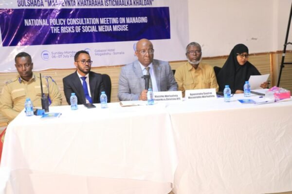 Wasiirka Warfaafinta oo Furay Kulanka Wadatashiga Siyaasadda Qaran ee Maareynta Khataraha Baraha Bulshada