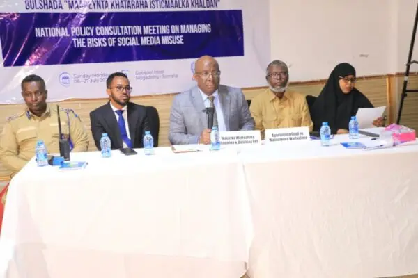 Wasiirka Warfaafinta oo Furay Kulanka Wadatashiga Siyaasadda Qaran ee Maareynta Khataraha Baraha Bulshada